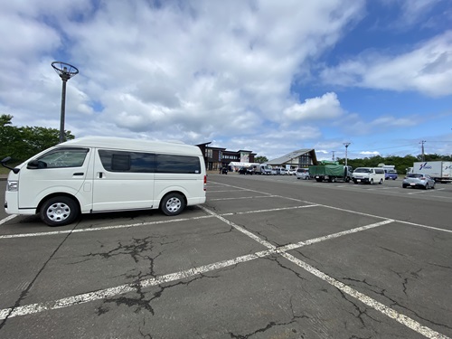 道の駅みねはまの朝の駐車場とハイエース