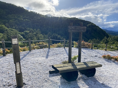 川原毛地獄の遊歩道ベンチ