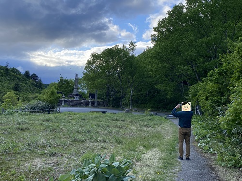 川原毛地獄の地蔵菩薩の立っている広場