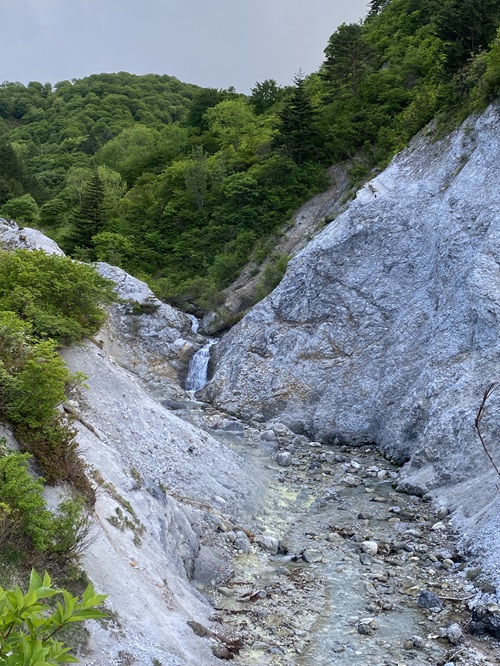 川原毛地獄の川の流れ