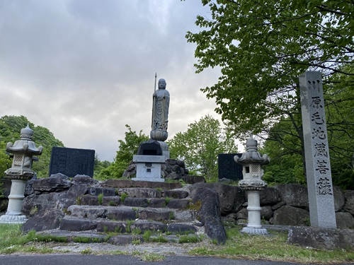 川原毛地蔵菩薩の遠景