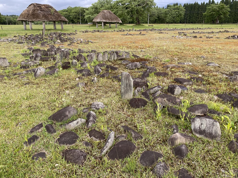 大湯環状列石の復元された建物と環状列石