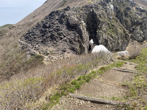 岩木山九合目の下がっていく山道