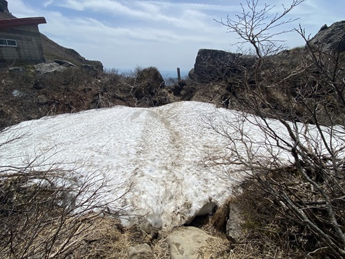 岩木山山道に残っている雪の道