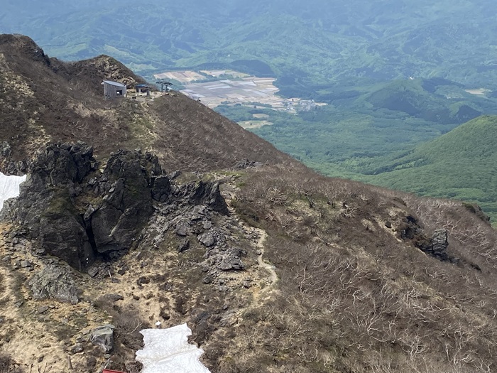 岩木山の山道を眼下に見た風景