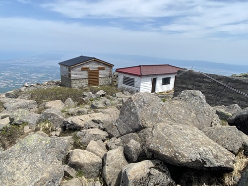 岩木山山頂にある閉鎖された建物