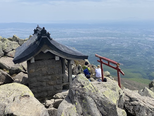 岩木山奥の院と眼下に広がる風景