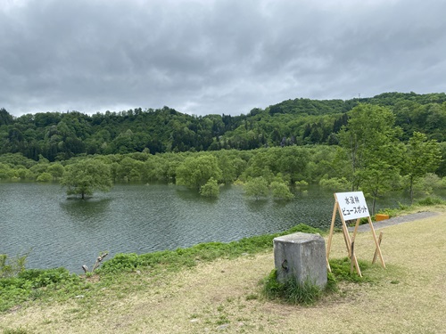 白川湖とビュースポットの看板