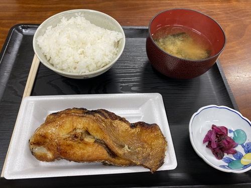 道の駅鳥海ふらっとで食べたお魚とご飯セット