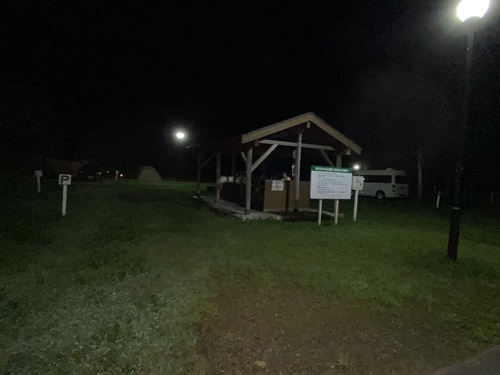夜の湯の沢水辺公園の風景