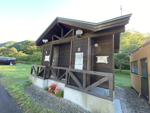 湯の沢水辺公園のトイレ棟外観