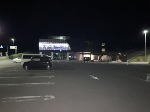 夜の道の駅石狩の駐車場の様子