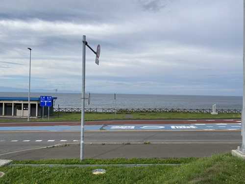 道の駅石狩から見える国道と海の風景