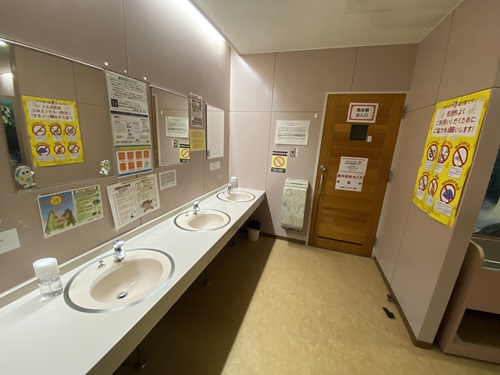 道の駅よってけ島牧のトイレ洗面台