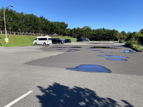 日中の稚内森林公園キャンプ場の駐車場