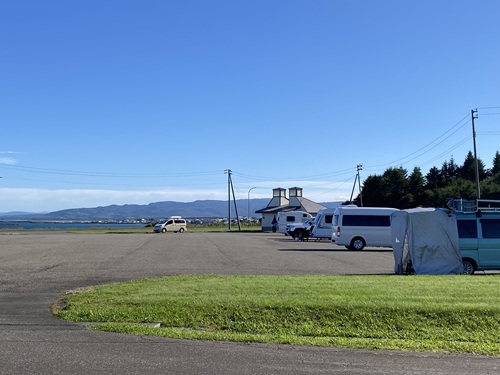 ウスタイベ千畳岩付近の駐車場の昼の外観