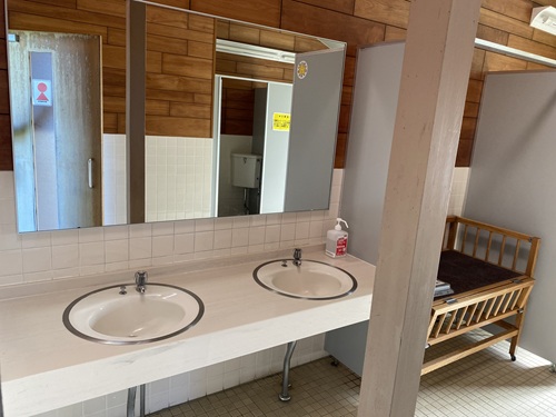 ウスタイベ千畳岩付近の駐車場のトイレの洗面台