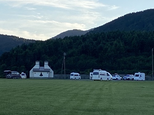 ウスタイベ千畳岩の近くの駐車場に停まる車たち