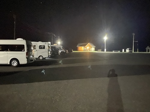 ウスタイベ千畳岩付近の駐車場の夜間の様子