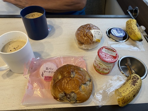 菓子パンなどウスタイベ千畳岩で食べた朝ご飯