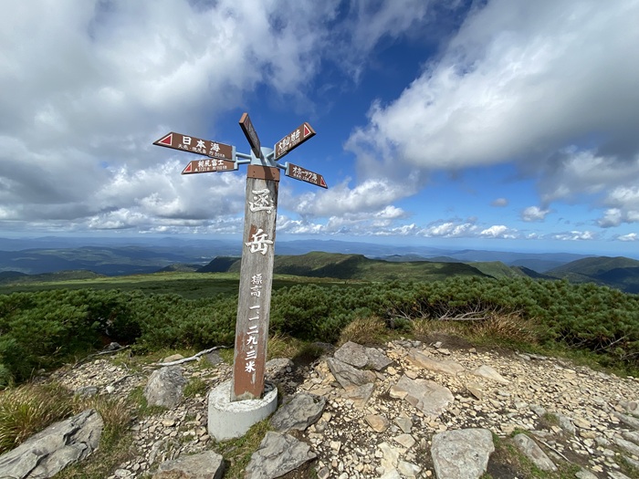 函館山頂の標識と周りの山