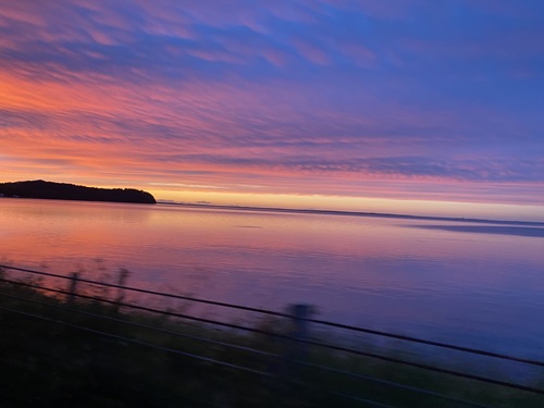 青からオレンジに変わるサロマ湖の夕焼け