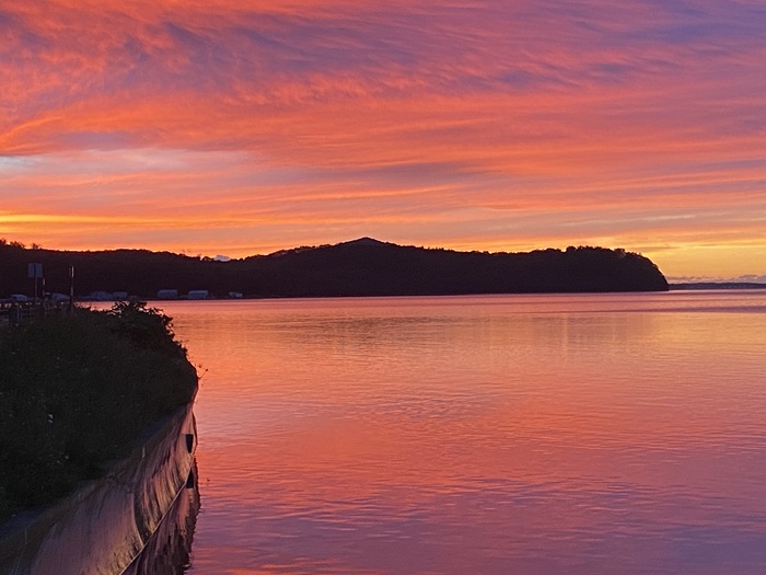 オレンジに変化したサロマ湖の夕焼け