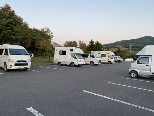 ルスツふるさと公園の駐車場に泊まるキャンピングカーたち