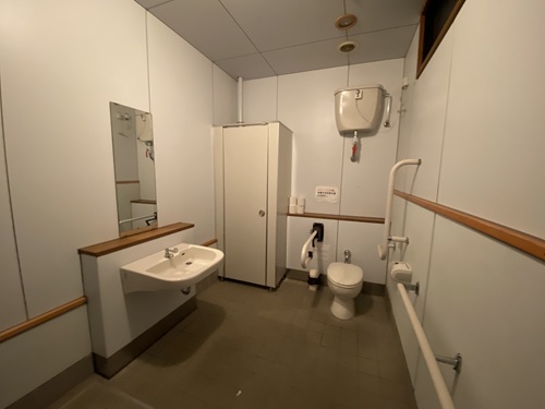 ルスツふるさと公園キャンプ場の多目的トイレの中