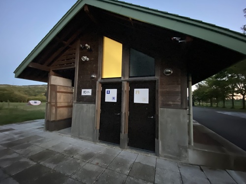 ルスツふるさと公園キャンプ場のトイレ外観