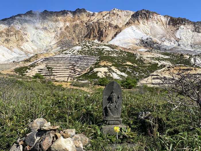 仏さまと青空の広がる恵山
