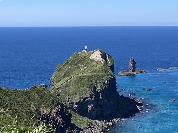 展望台から見える神威岬と神居岩
