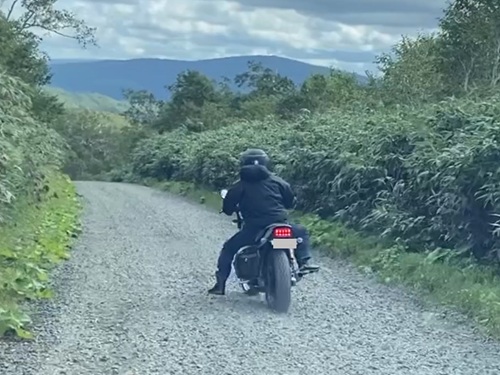 函岳の道を走るバイク
