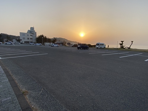 夕暮れの国府海岸駐車場