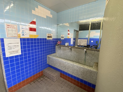 国府海岸のトイレの洗面台