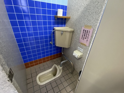 国府海岸の個室トイレ