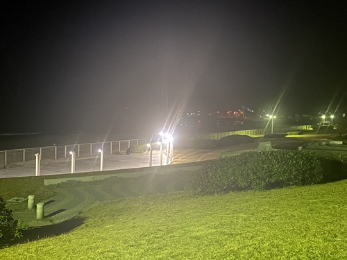 夜間電気のついた国府海岸の広場