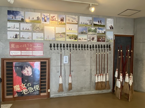 オリーブ記念館の中のほうき貸し出し場