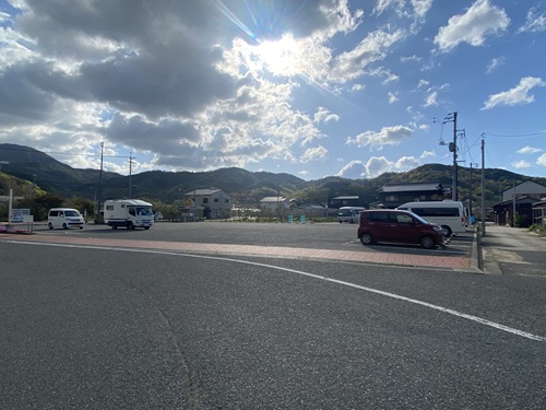 日中の小豆島ふるさと村の駐車場