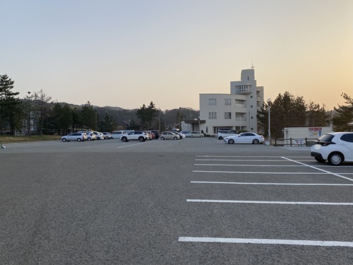 国府海岸の駐車場と国民宿舎