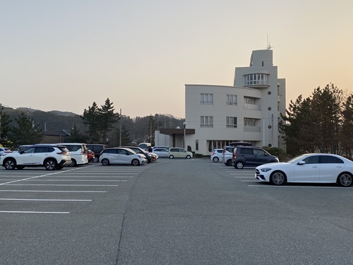 国府海岸駐車場から見える国民宿舎