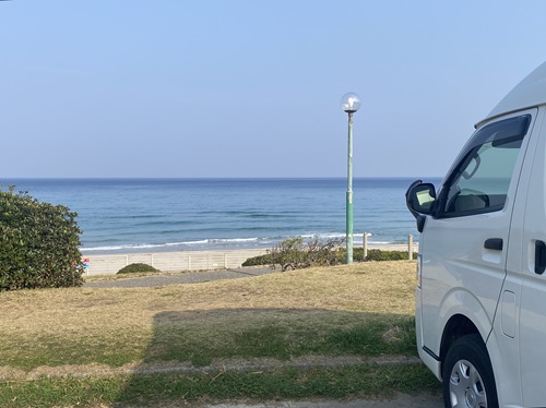 朝の国府海岸の海