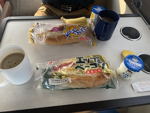 菓子パンなど国府海岸の朝食