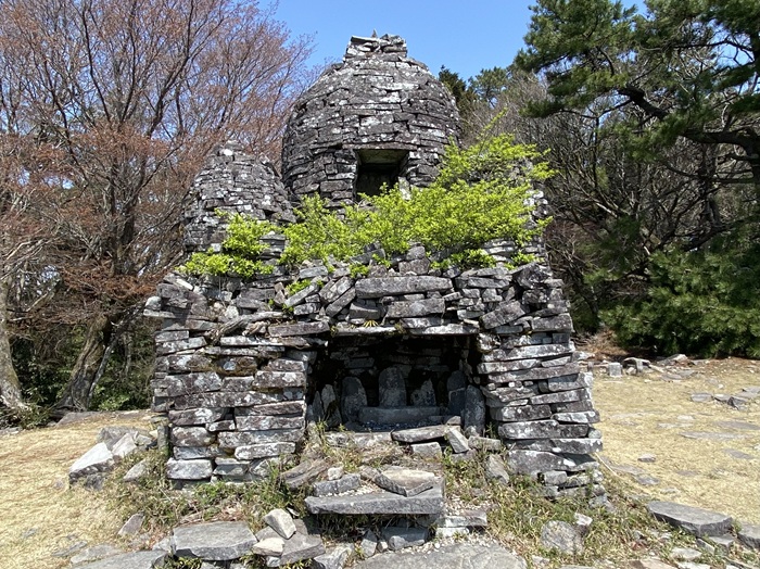 星ヶ城山山頂にある祭祀場後のような不思議な建物