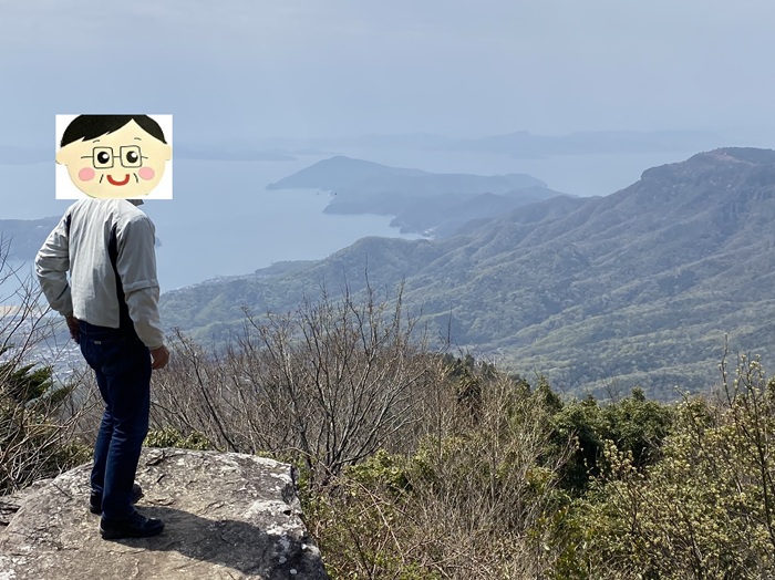 岩の上から瀬戸内海の海を見つめる夫さん