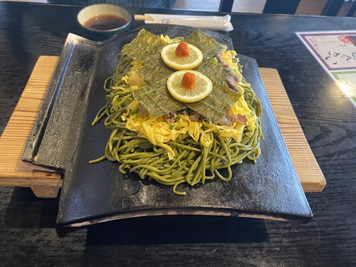 瓦の上で焼かれるそば