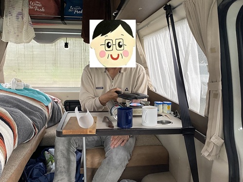 芥屋の大門公園の朝にホットサンドを作る夫さん
