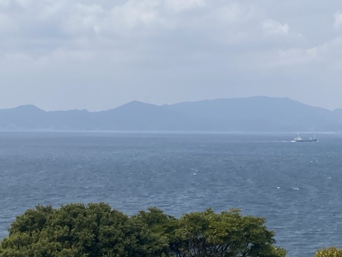 神崎鼻公園の展望台から見える大きな島かげ