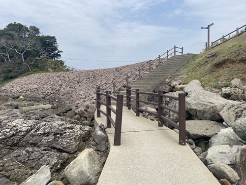 神崎鼻公園の海中遊歩道から駐車場に向かう道