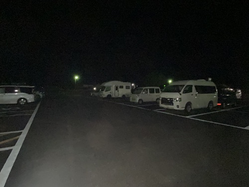道の駅ひまわりの駐車場の夜間の様子